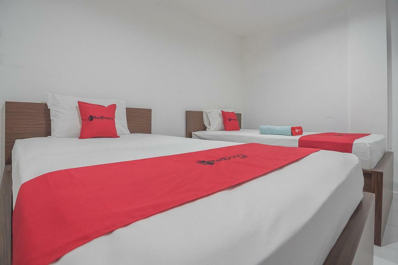 Reddoorz Near Living Plaza Wisma tamu 2*