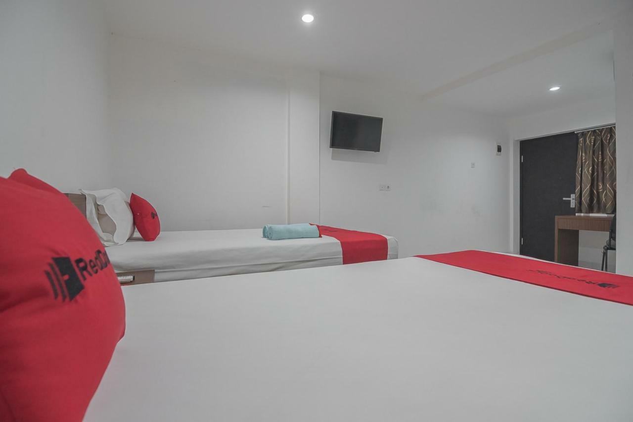 Wisma tamu Reddoorz Near Living Plaza Balikpapan (Borneo)
