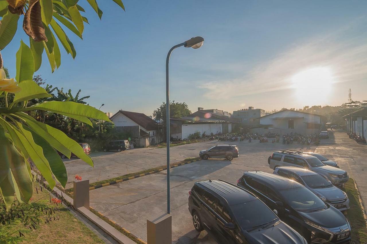 Wisma tamu Reddoorz Near Living Plaza