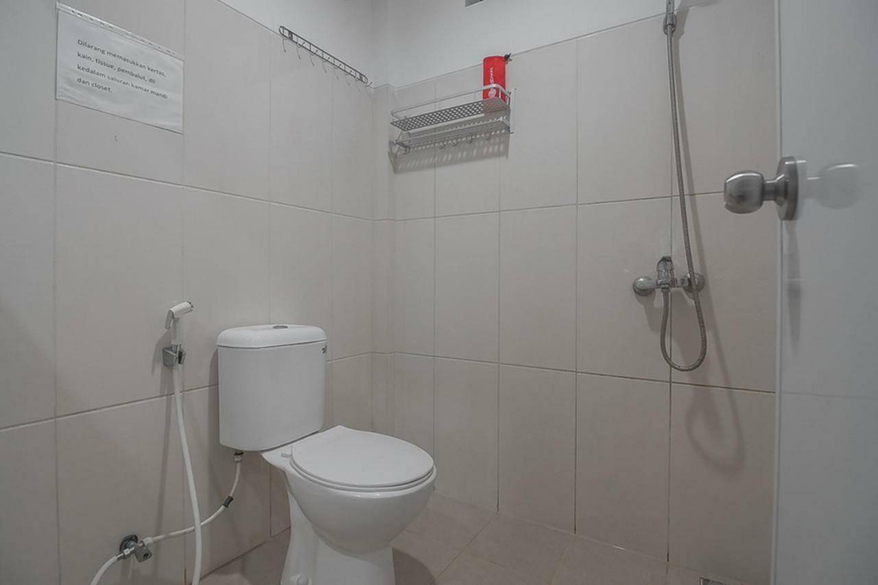 Reddoorz Near Living Plaza Wisma tamu