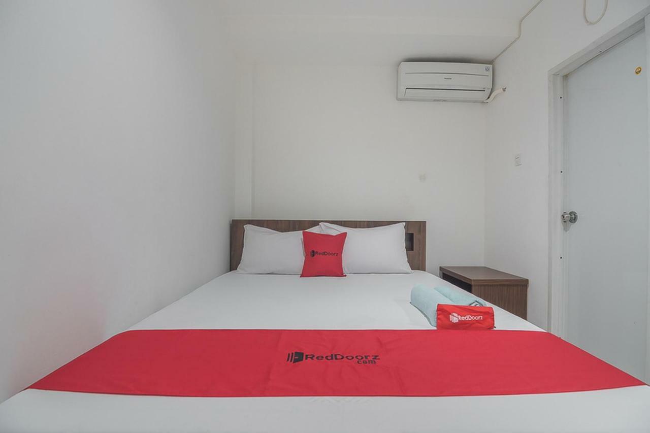 Wisma tamu Reddoorz Near Living Plaza 2*